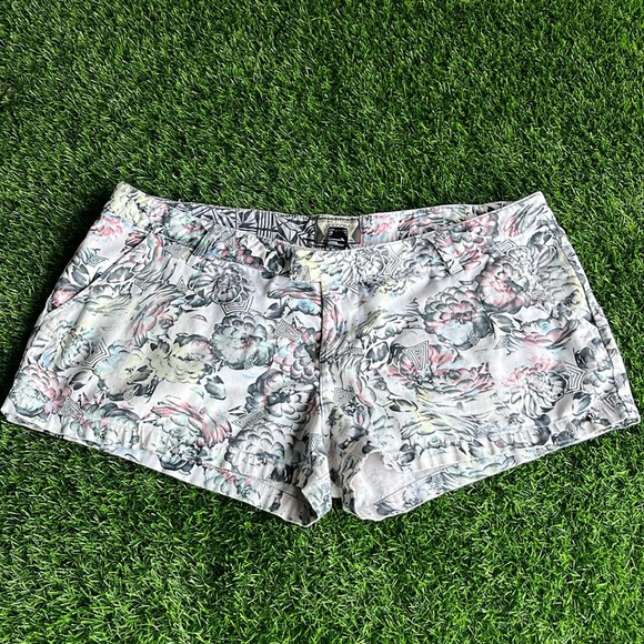 VOLCOM Floral Print Shorts size 11 - Picture 1 of 9